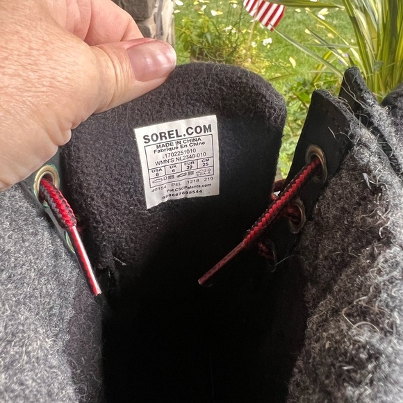 Sorel Charcoal Slimpack ll Lace Boots with Crimson Details NWOT.  Never Worn 8 - Picture 4 of 6